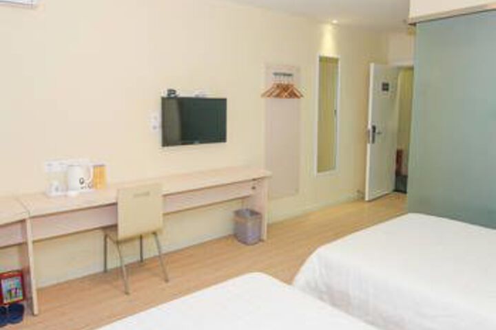 Room 6 of 8
