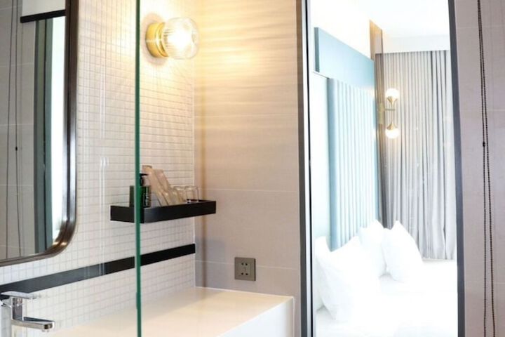 Room 32 of 79