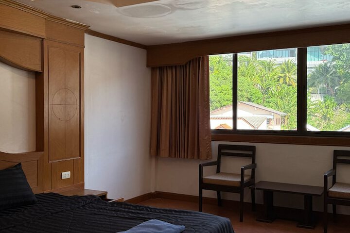 Room 6 of 16