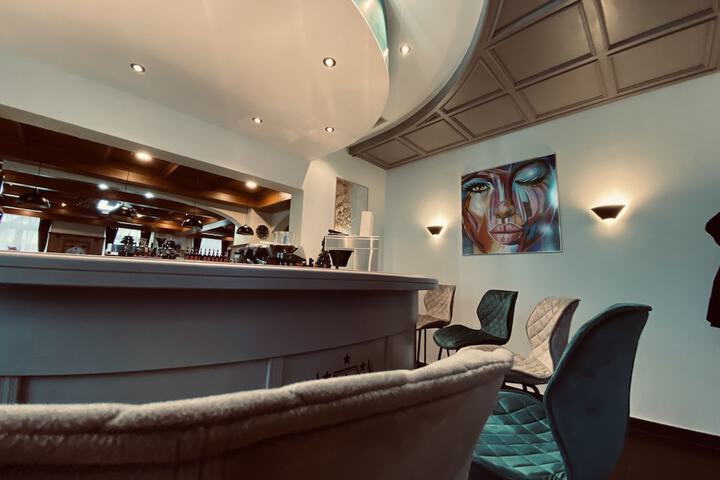 Lounge 57 of 63