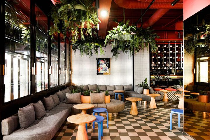 Lounge 71 of 88