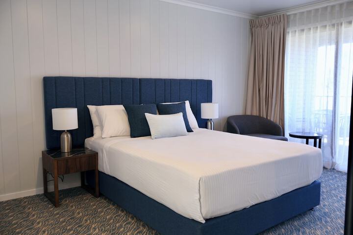 Room 8 of 16