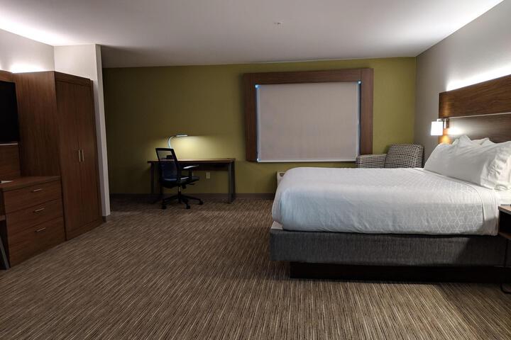 1 King Suite Comm Accessible Tub Sofa Bed (4 of 4)