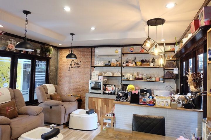 Nail salon