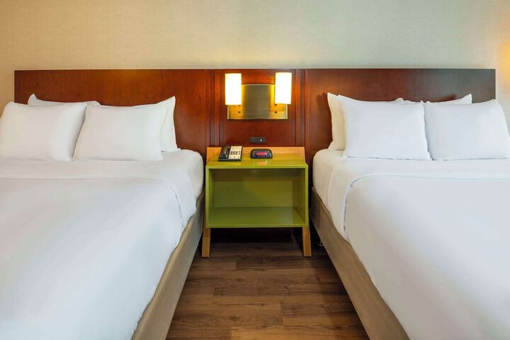 2 Queen Beds (17 of 19)