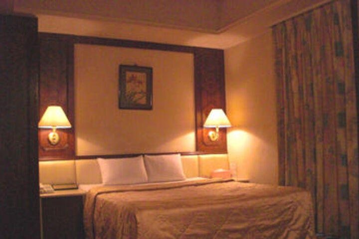 Room 6 of 14