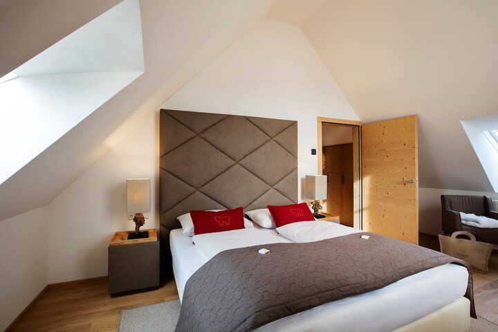 Room 3 of 68