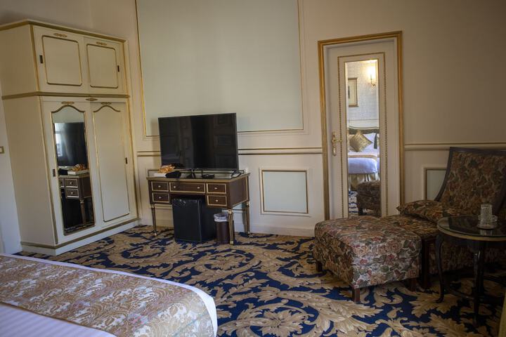 Room 27 of 152