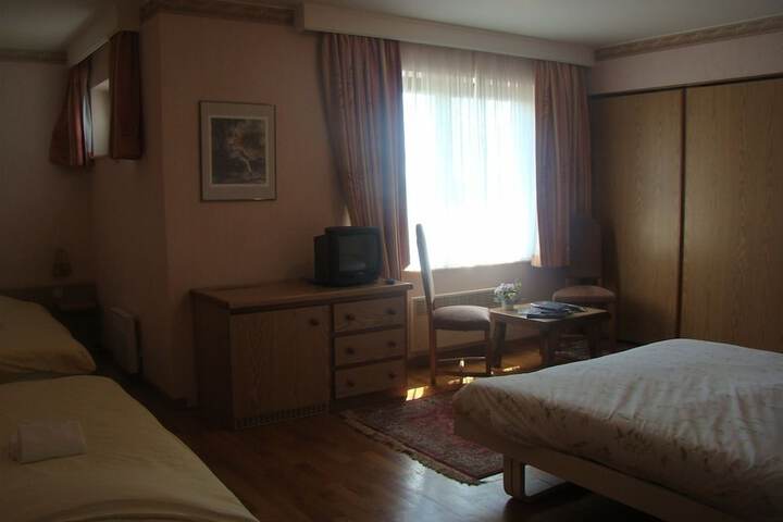 Room 3 of 52
