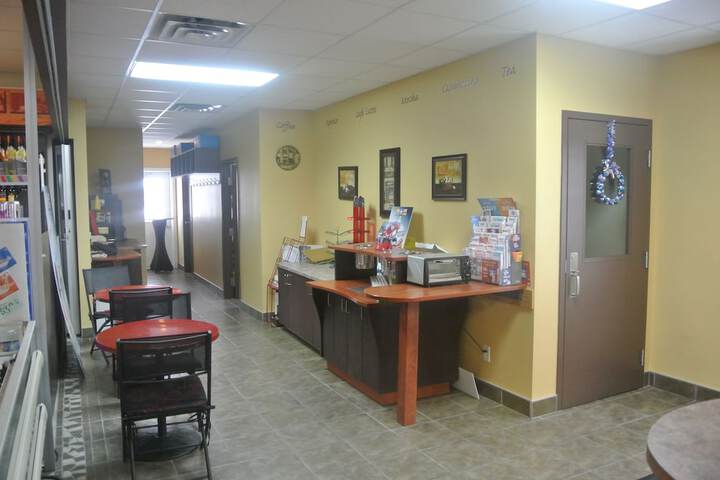 Lounge 22 of 28