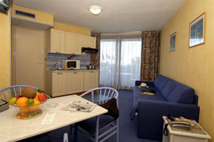Room 5 of 11