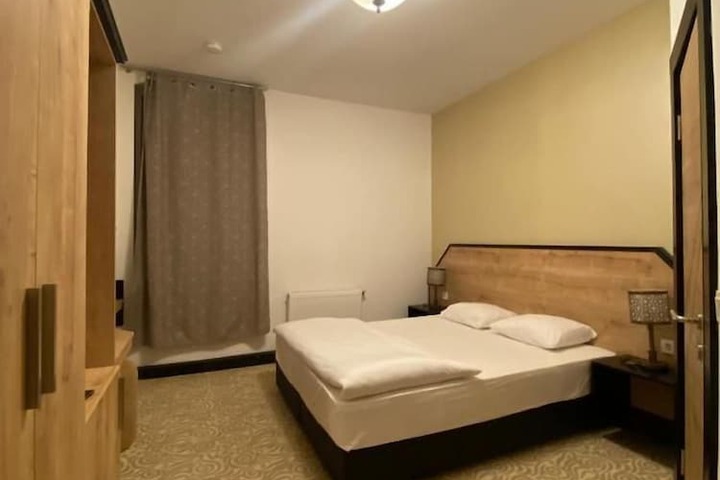 Room 8 of 12