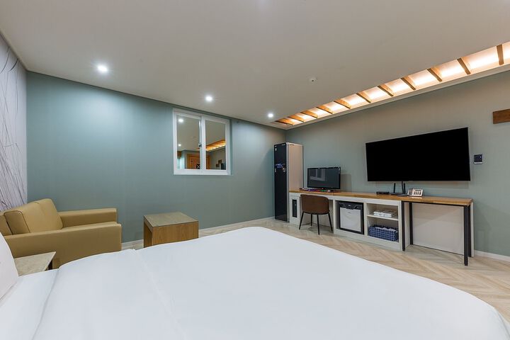 Room 32 of 63