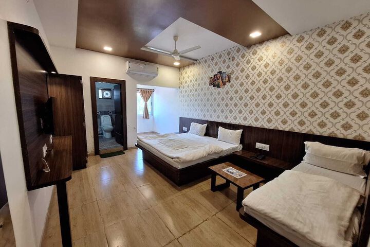 Room 8 of 12