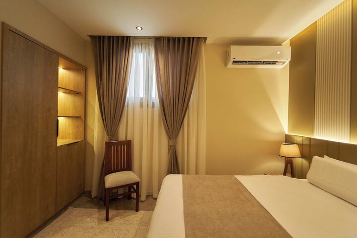 Room 25 of 148