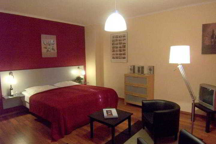 Room 2 of 10