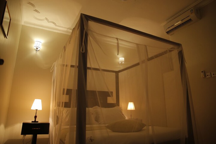Room 5 of 32