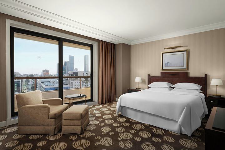 Room 28 of 132