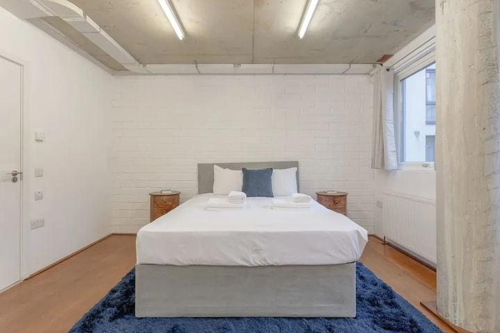 Room 5 of 12