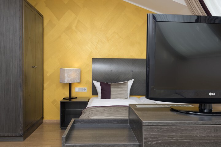 Room 7 of 42