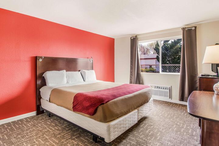 Room 6 of 28