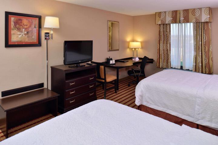 2 Queen Beds (3 of 8)