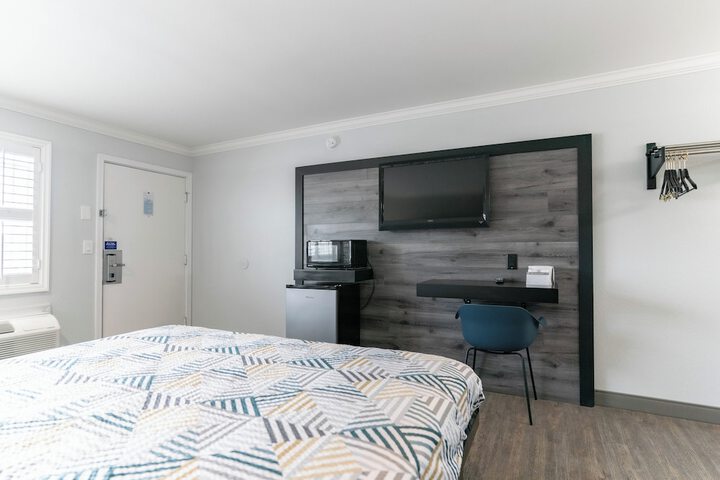 1 King Bed Micfridge (7 of 16)