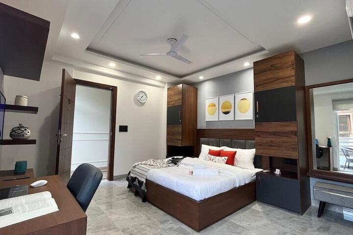 Room 4 of 7