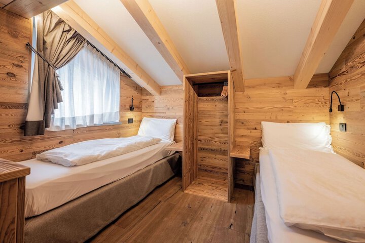 Room 33 of 192
