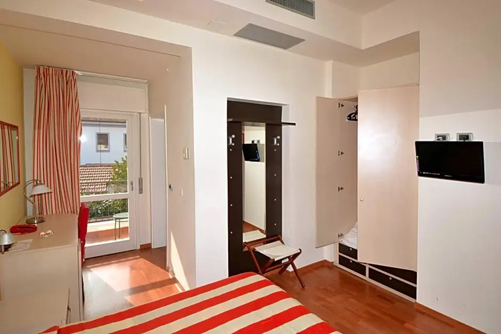 Room 4 of 12