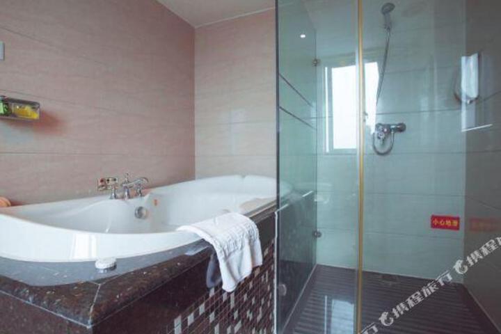 Mingzhao Hot Spring International Hotel