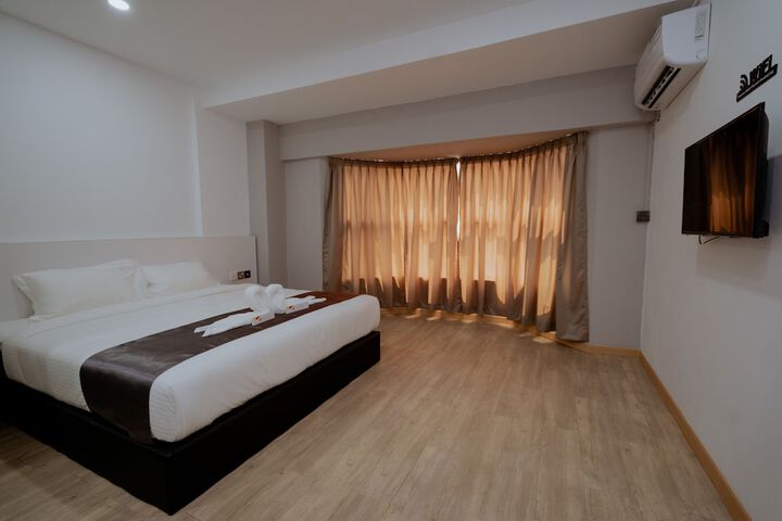 Room 5 of 8