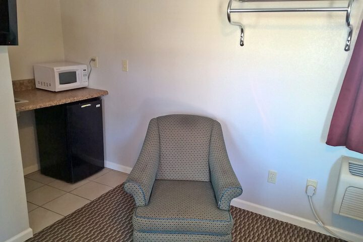 Room 6 of 12