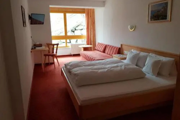 Room 5 of 16