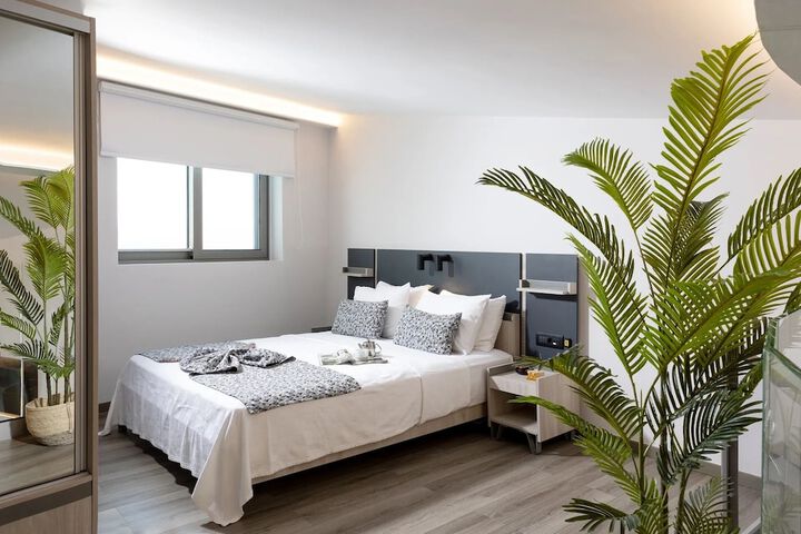 Room 16 of 159