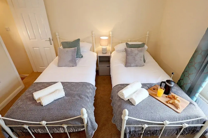 Room 4 of 18