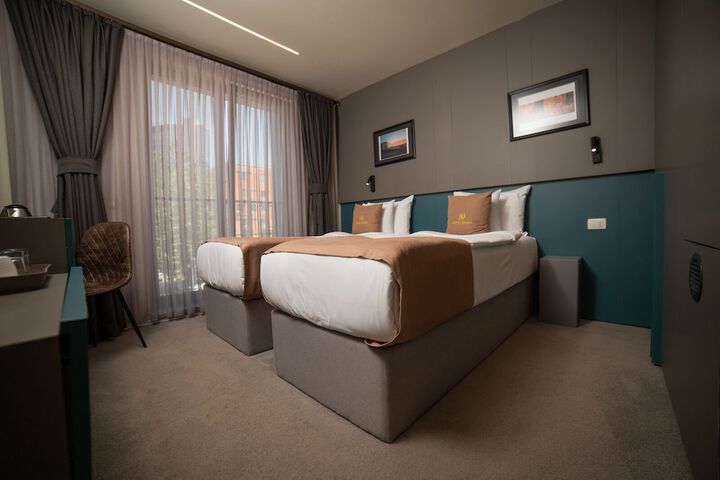 Room 9 of 31