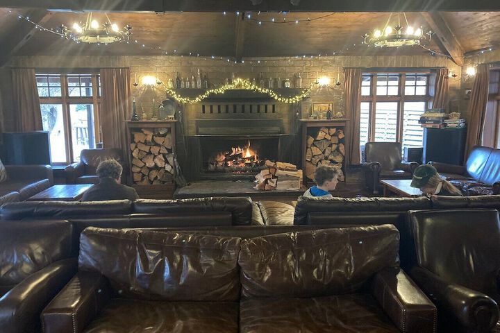 Lounge 5 of 7