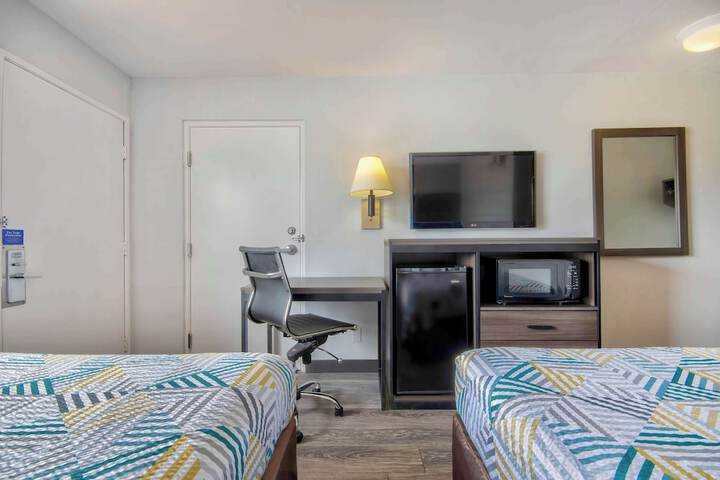 Deluxe Room 2 Double Beds Refrigerator, Microwave (7 of 14)