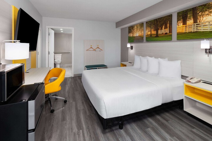 1 King Bed (5 of 17)