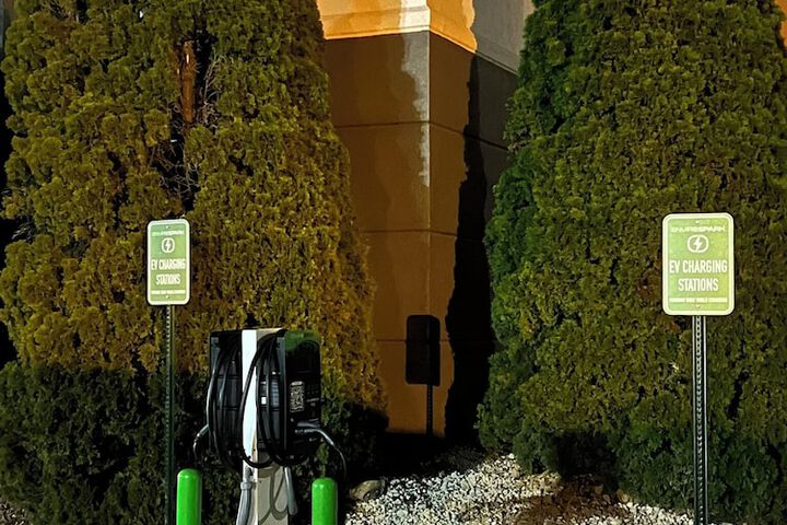 Electric vehicle charging station