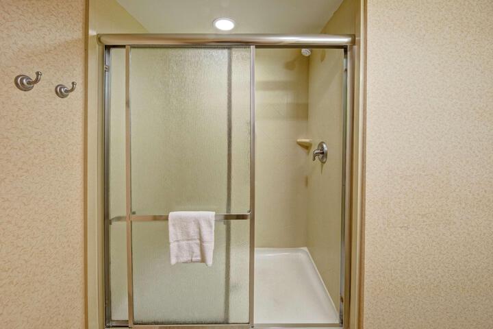 1 King Mobility Accessible with Tub (21 of 26)