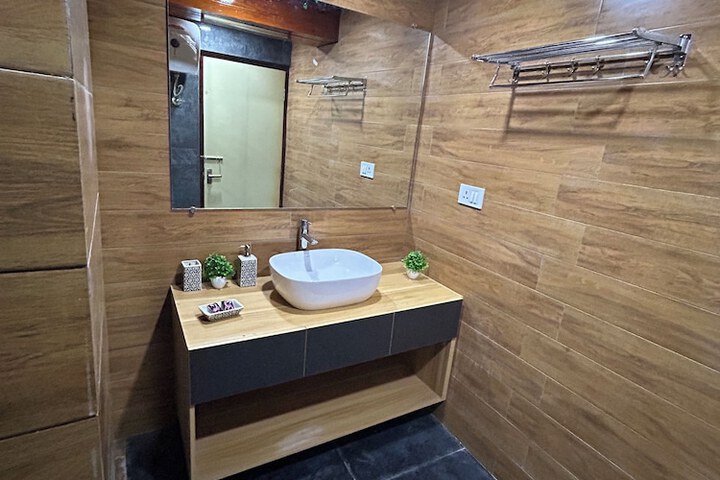 Room 5 of 11