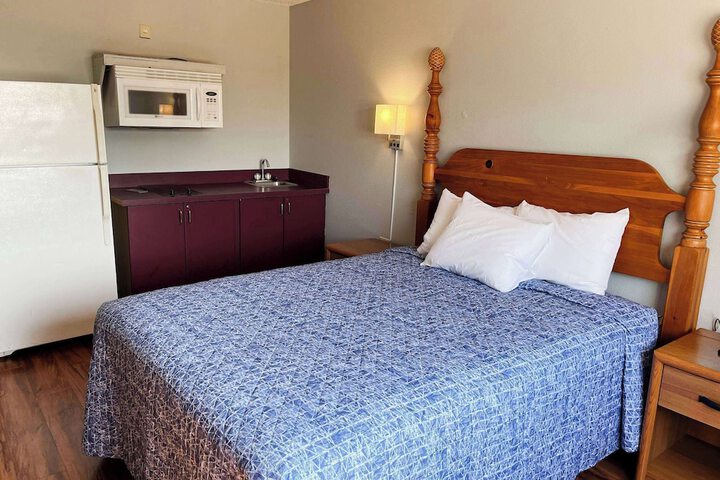 1 Queen Bed (4 of 25)