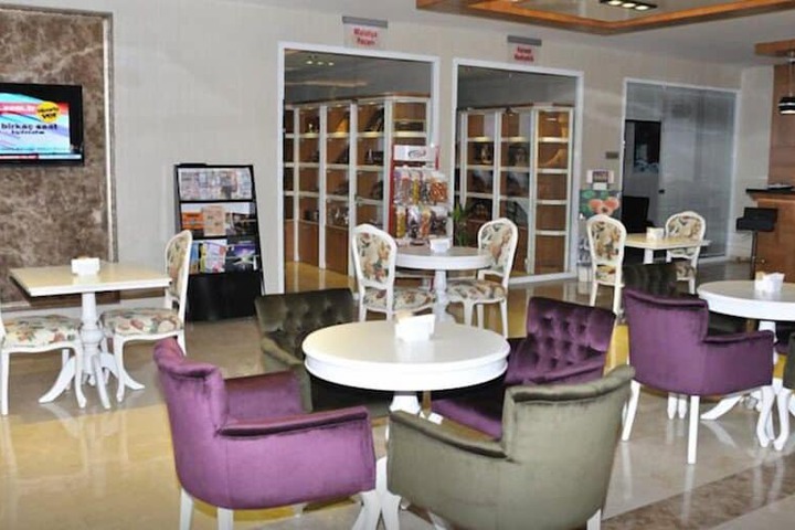 Lounge 11 of 15