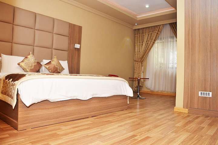 Room 6 of 12