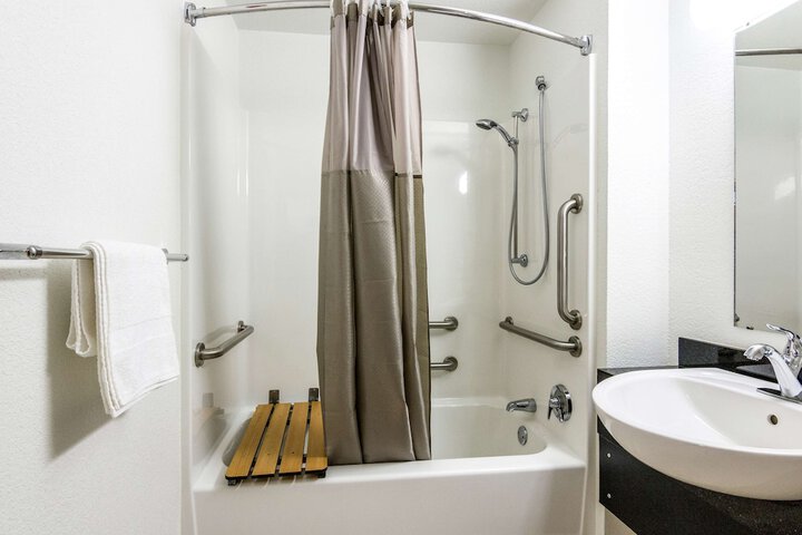 1 Double Bed Accessible (5 of 6)