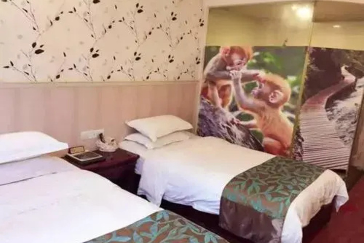 Room 5 of 8