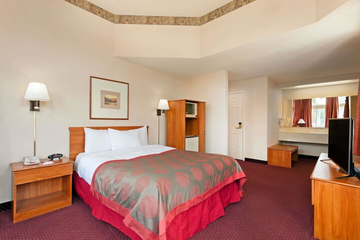 Room 5 of 16