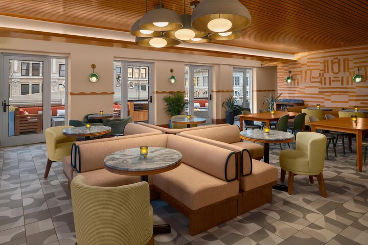 Lounge 43 of 61